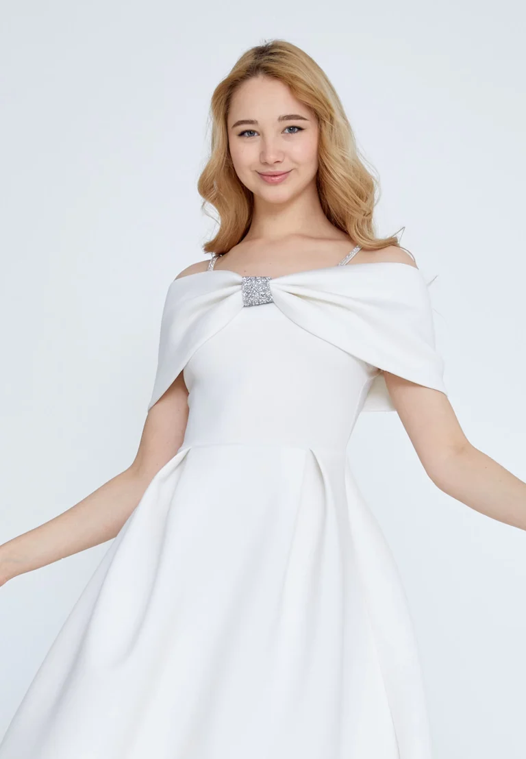 فستان أبيض أنيق مكشوف الكتفين