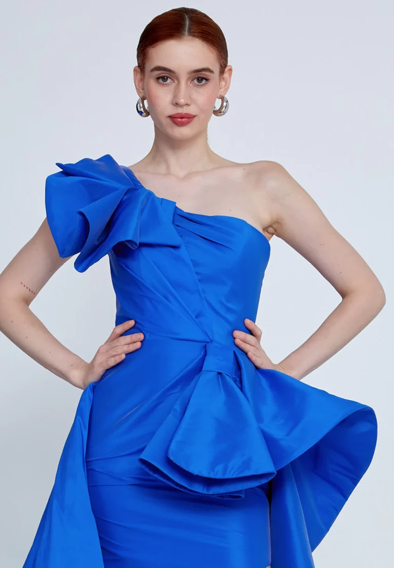 فستان سهرة أزرق بكتف واحد وفتحة جانبية