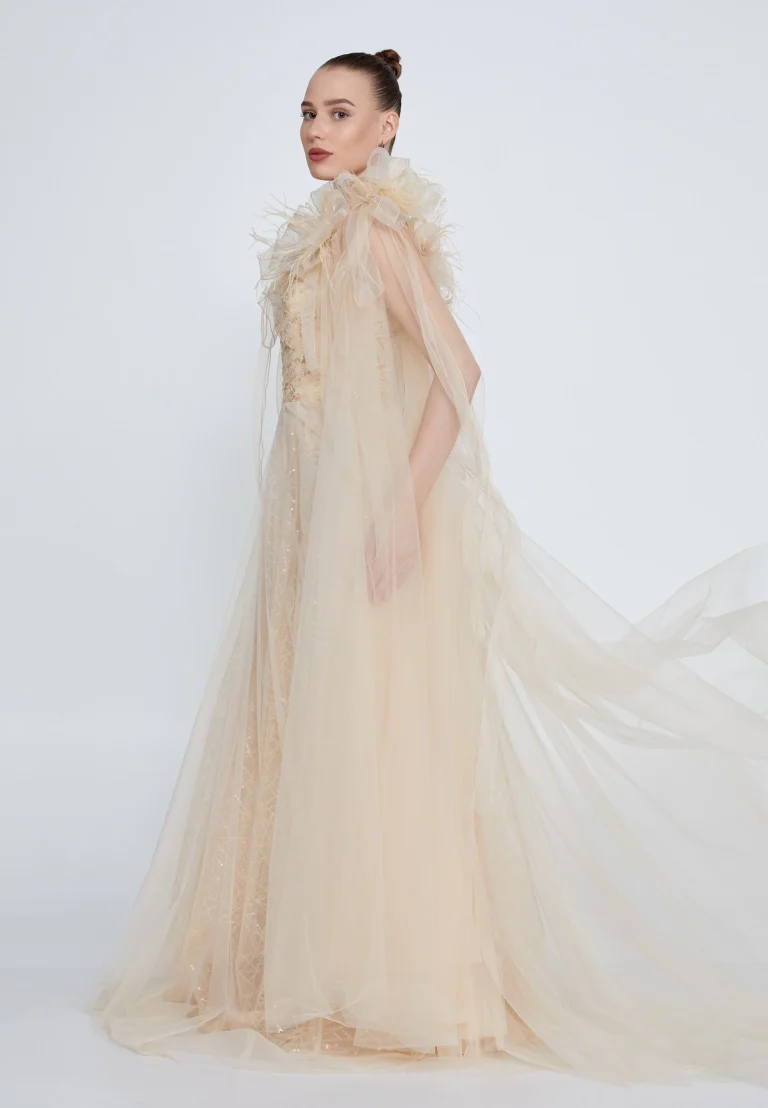 فستان سهرة طويل بأكمام تول شفافة