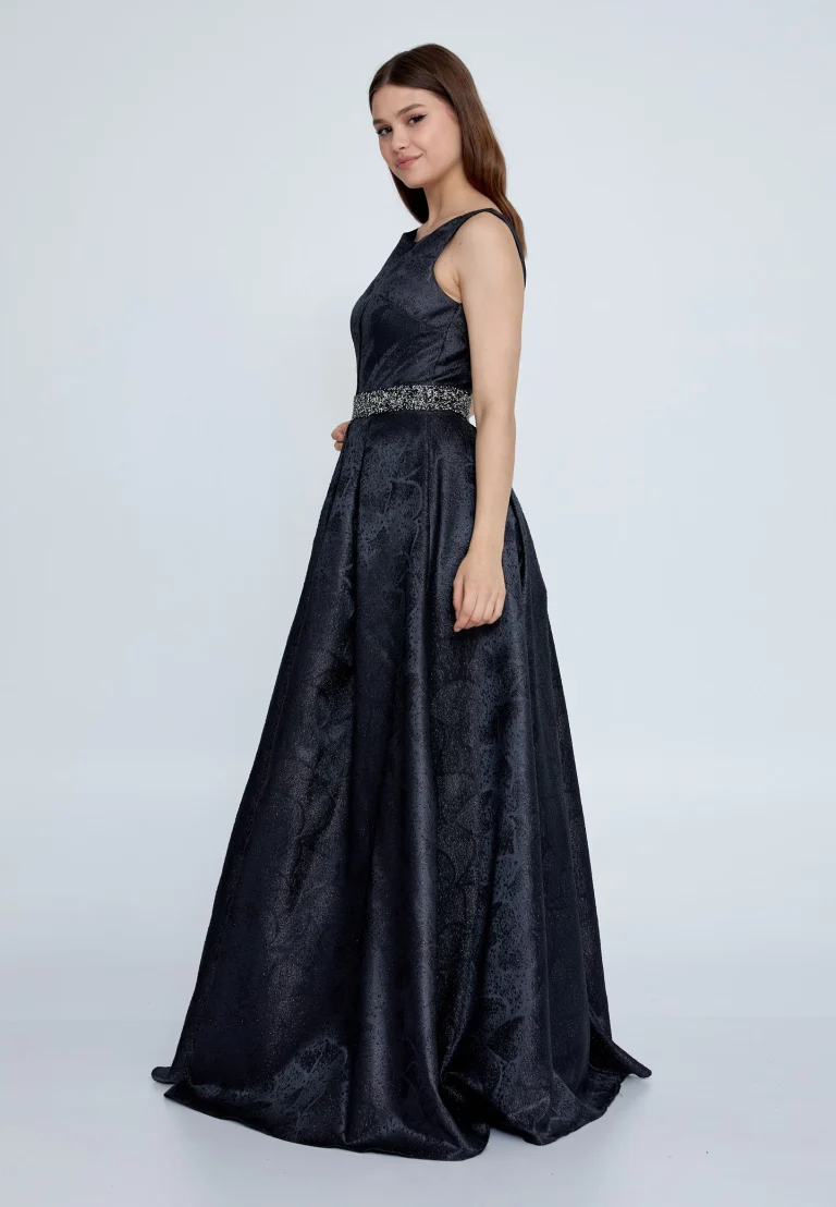 فستان سهرة أسود أنيق بحزام مزخرف