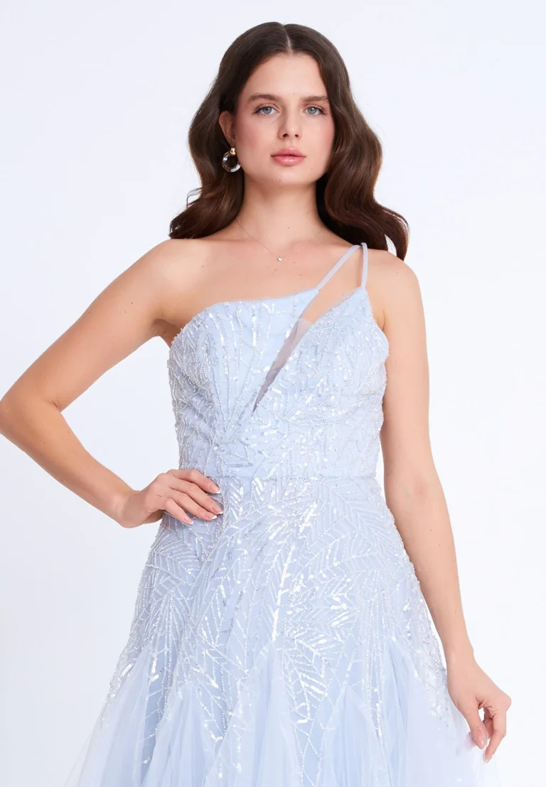 فستان سهرة أزرق فاتح بتطريزات لامعة