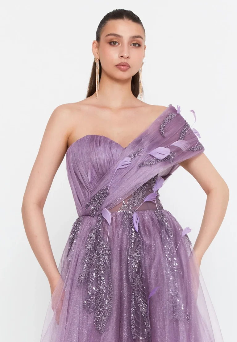 فستان سهرة بنفسجي بتصميم عصري