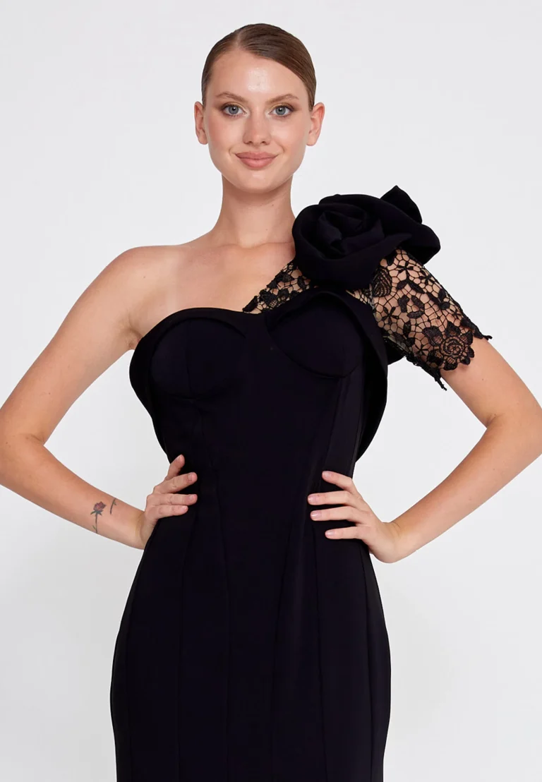 فستان أسود أنيق بكم دانتيل