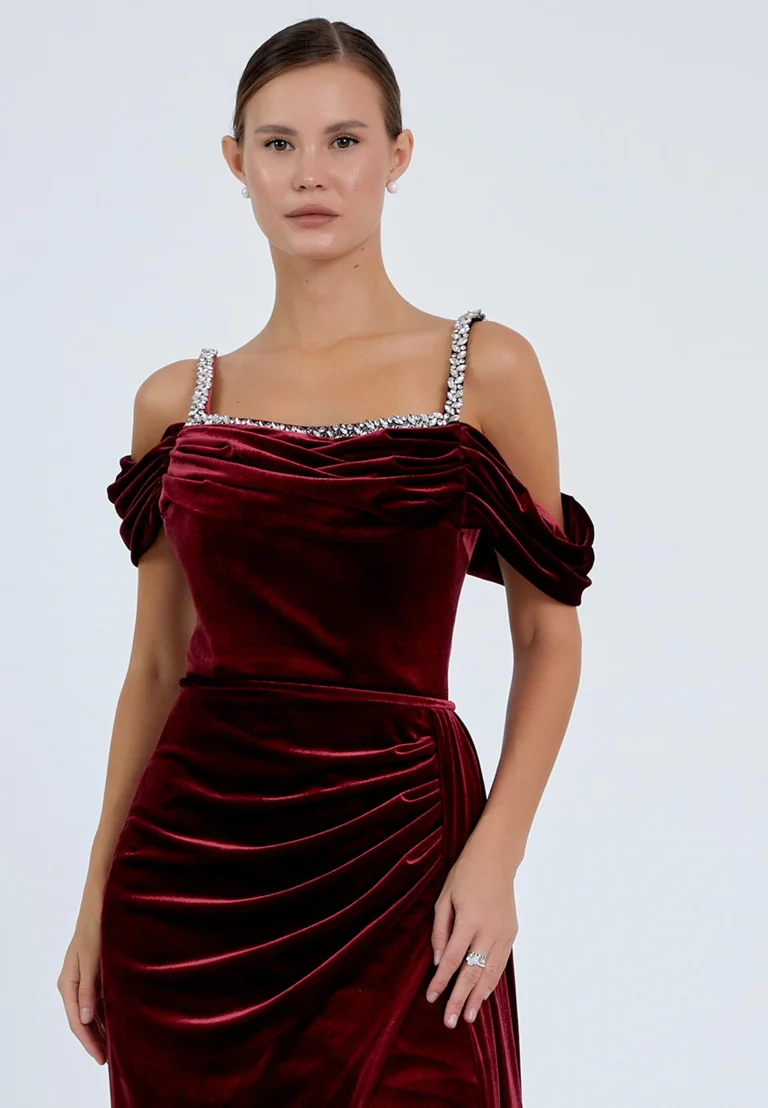 فستان مخمل احمر داكن بأكمام منسدلة