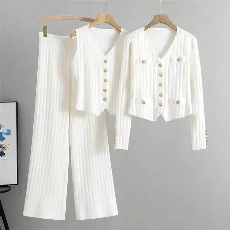 طقم نسائي من ثلاث قطع