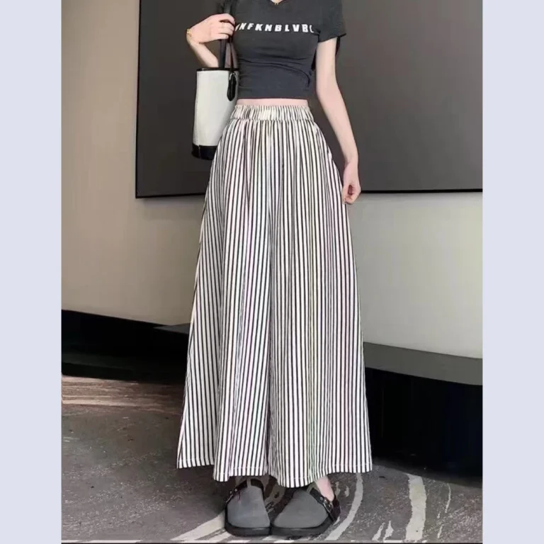 بنطلون مقلم بشكل تنورة واسعة