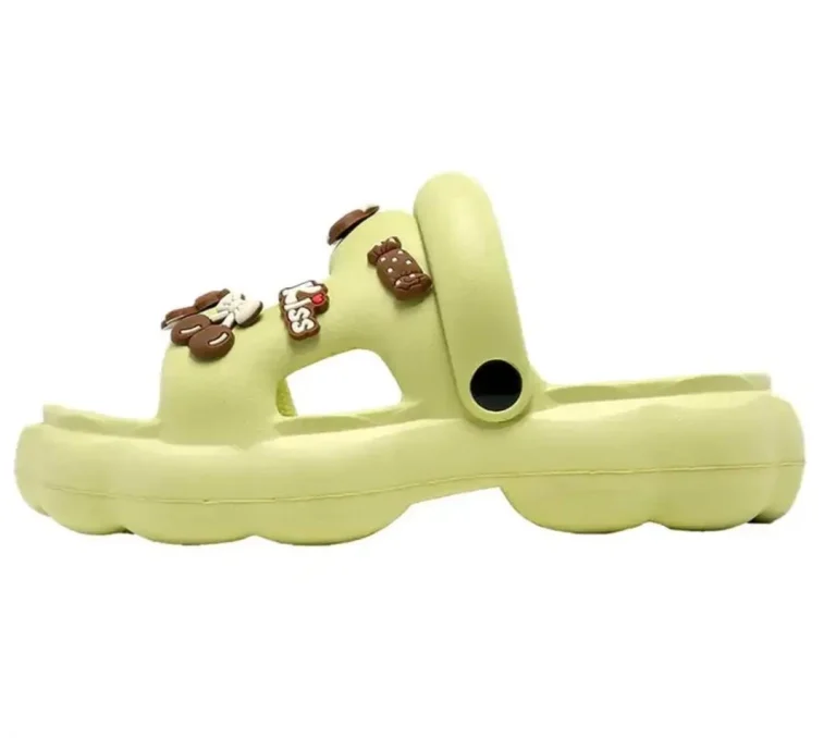 حذاء نسائي مزين باشكال ورسومات