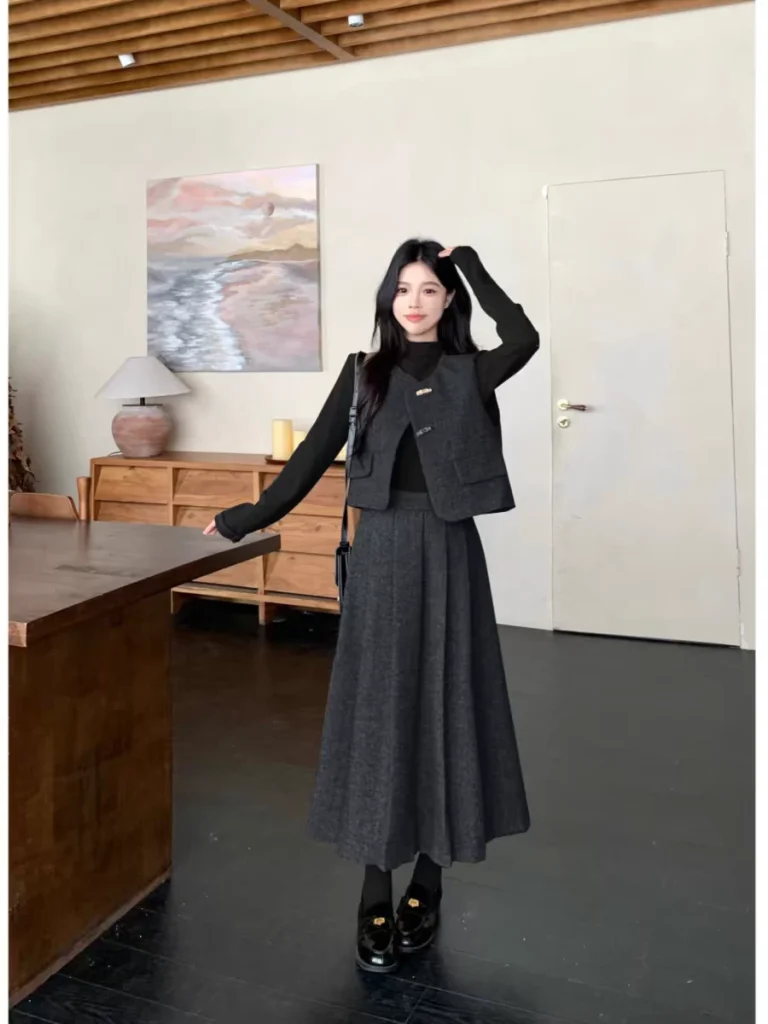 طقم أنيق باللون الرمادي الداكن