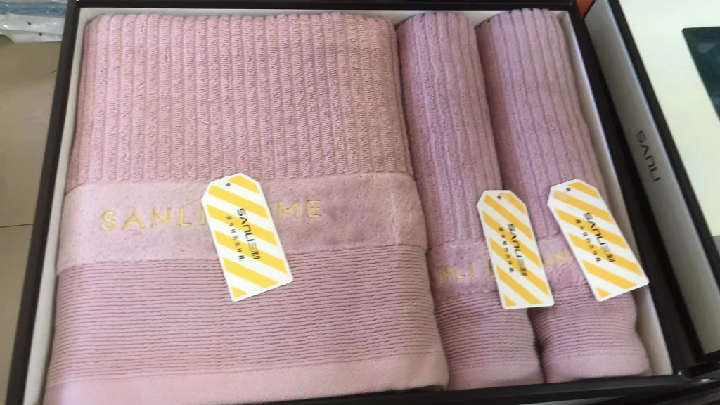 طقم مناشف ناعمه  من ثلاث قطع