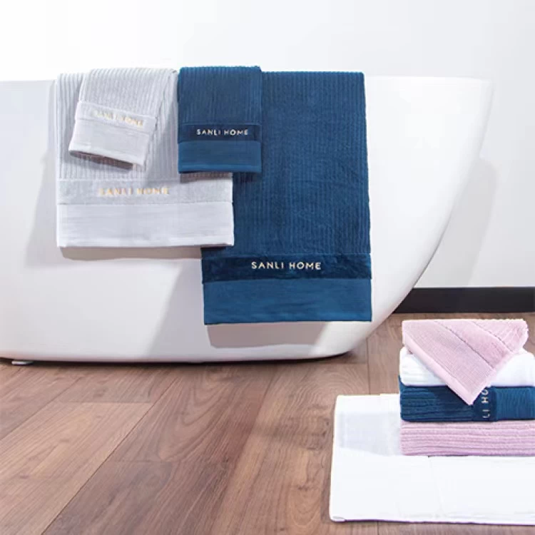 منشفه استحمام فاخره باللون الرمادي