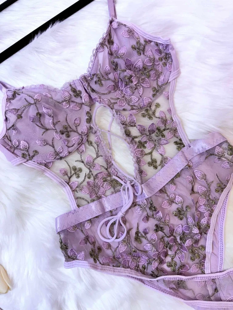 لانجري مطرز بالدانتيل