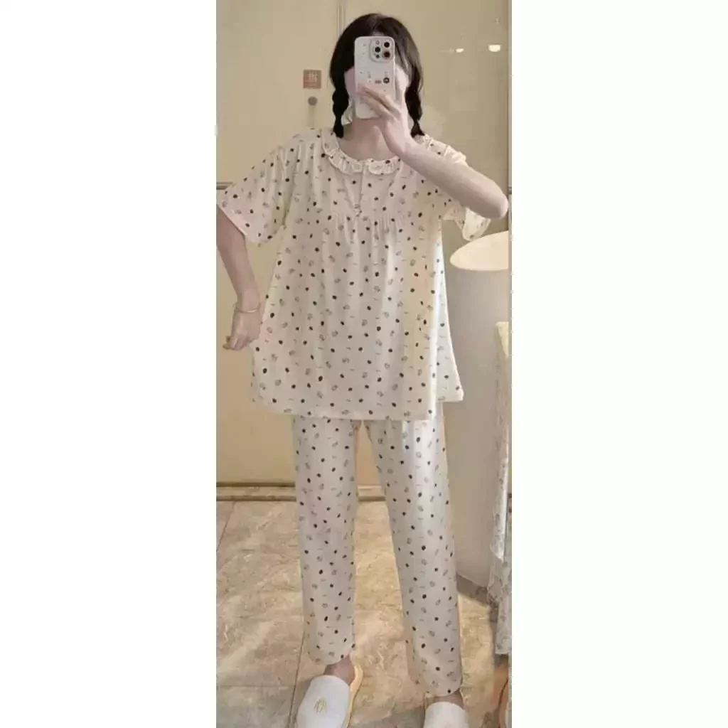 "بيجاما منزلية واسعة بتصميم أنيق ومريح"