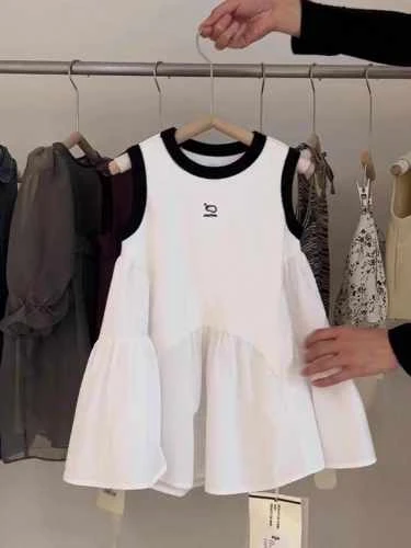 “فستان أبيض للأطفال بدون أكمام