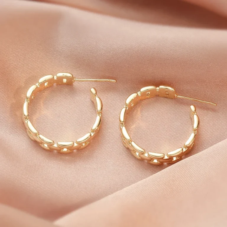 حلق مطلي باللون الذهبي