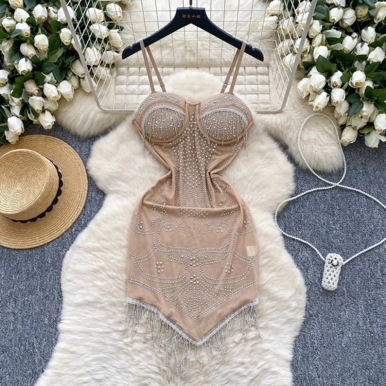 فستان سهرة قصير شفاف مزين بالكريستال