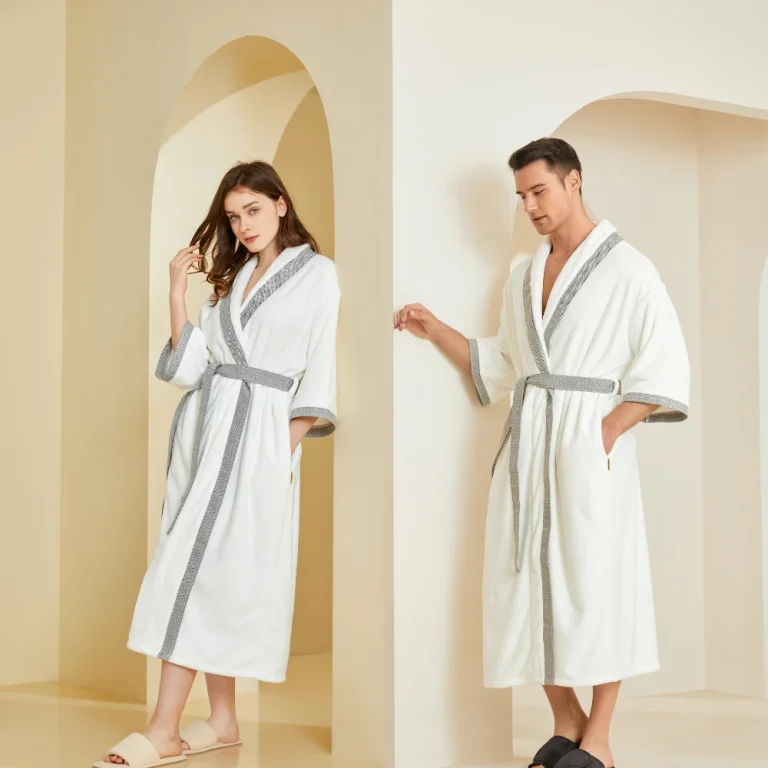 روب ملكي أبيض