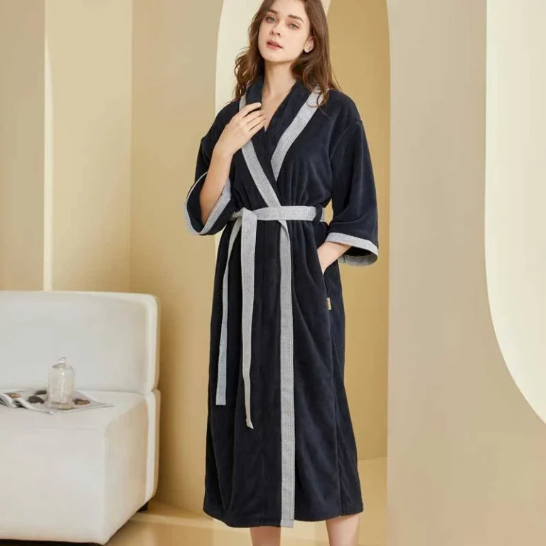 روب ملكي أسود