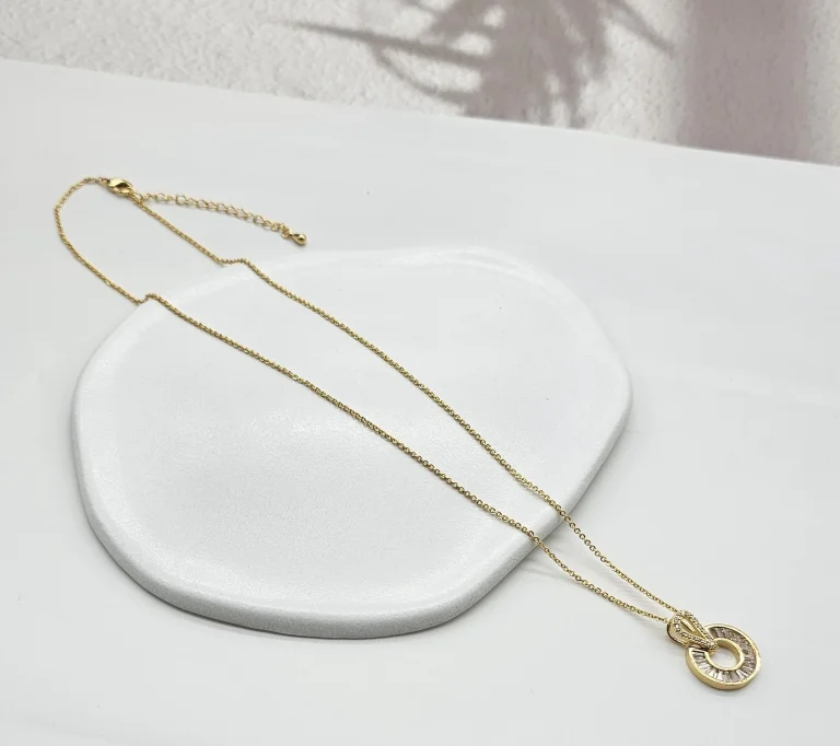 قلادة ذهبية