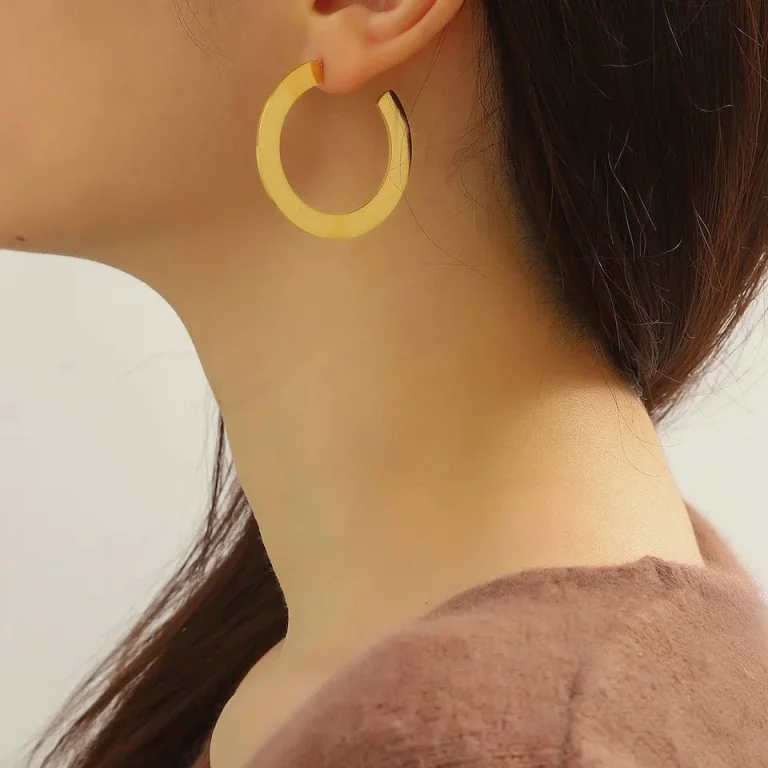 حلق مطلي باللون الذهبي