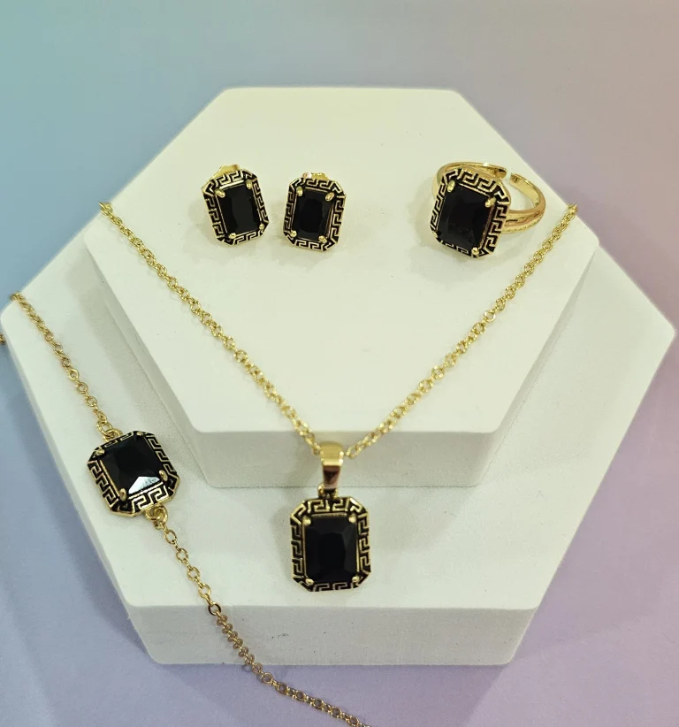 طقم اكسسوار ذهبي بأسود