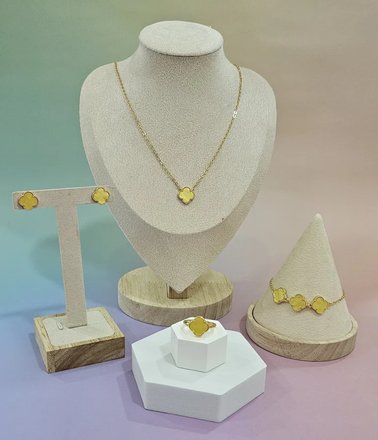 طقم اكسسوار ذهبي بأصفر