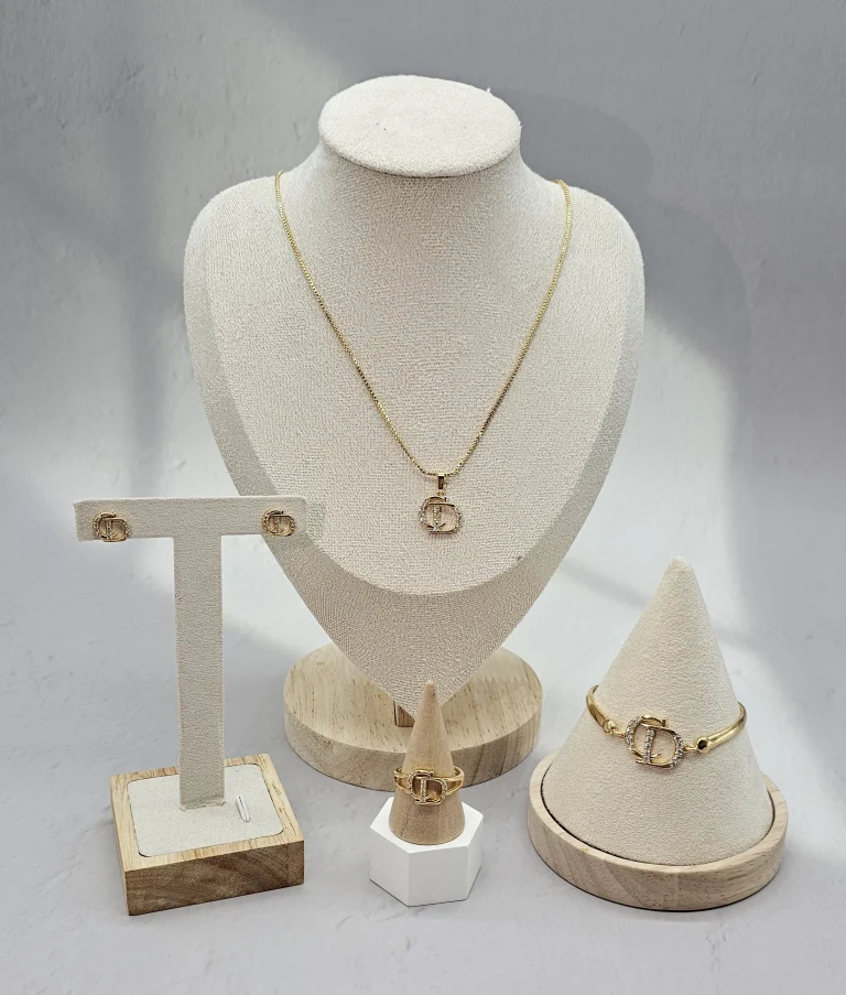 طقم اكسسوارات ذهبية