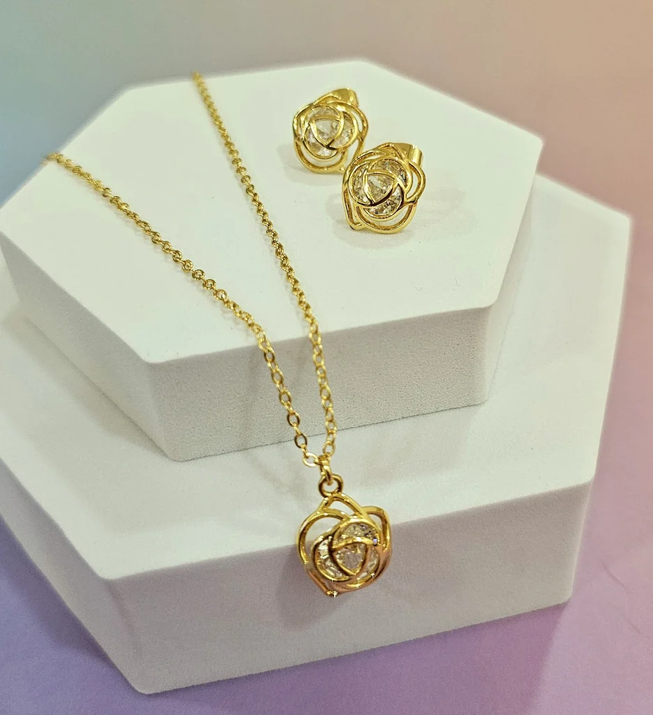 طقم اكسسوارات ذهبي على شكل ورده