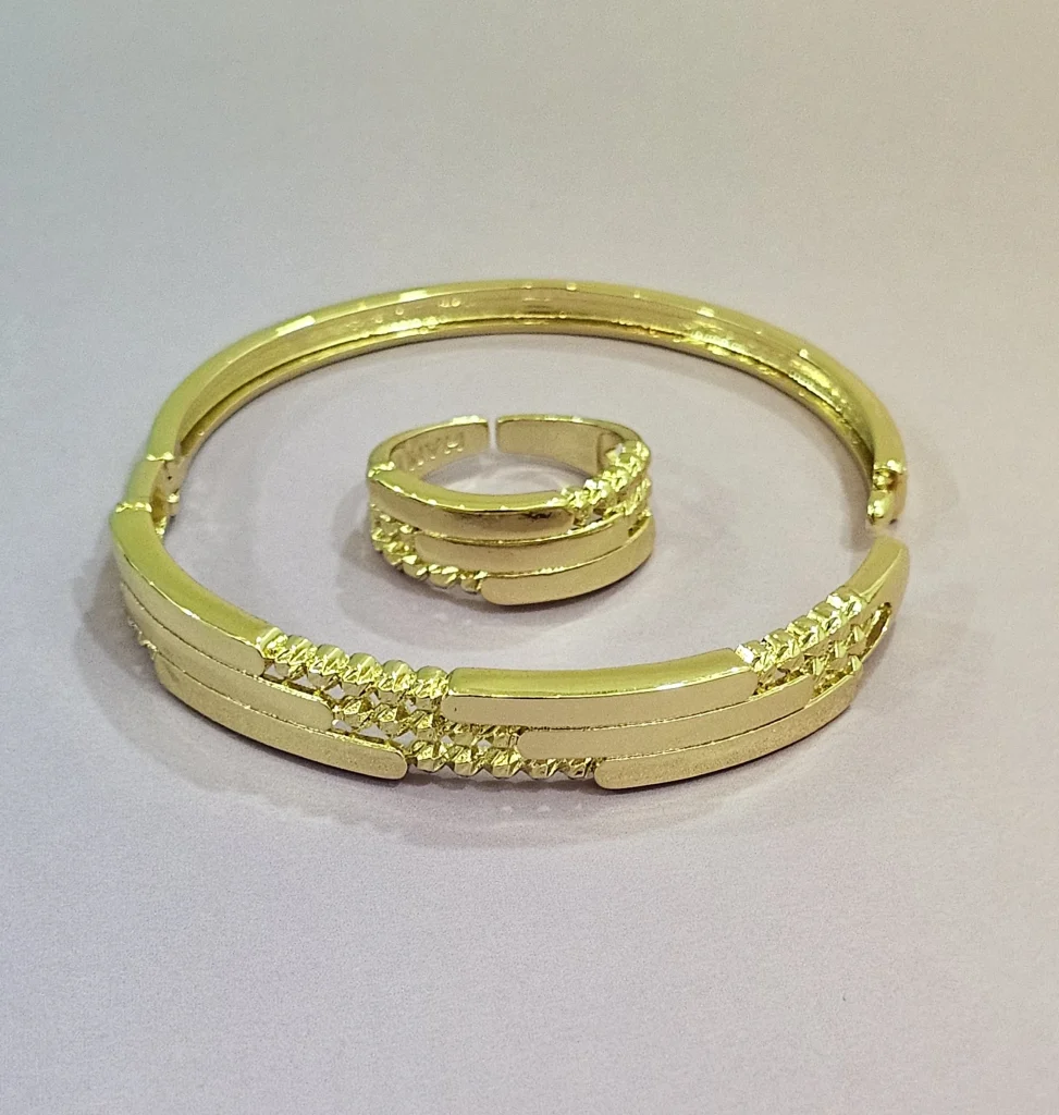 طقم اسوار وخاتم ذهبي