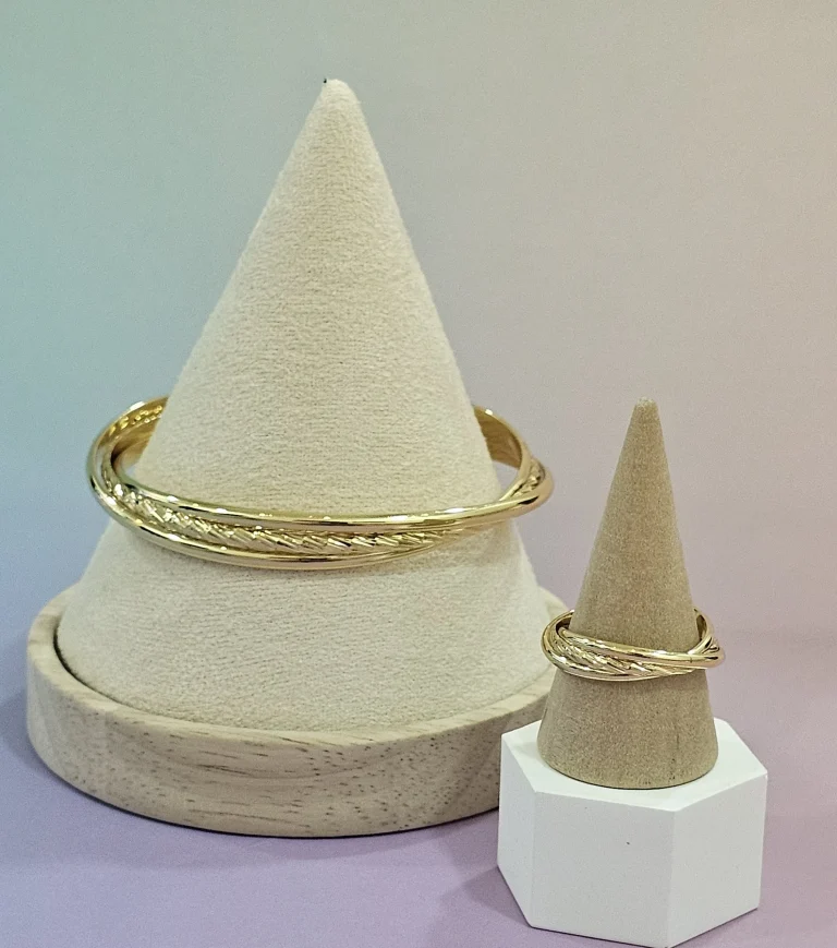 اسوارة متداخلة ذهبي