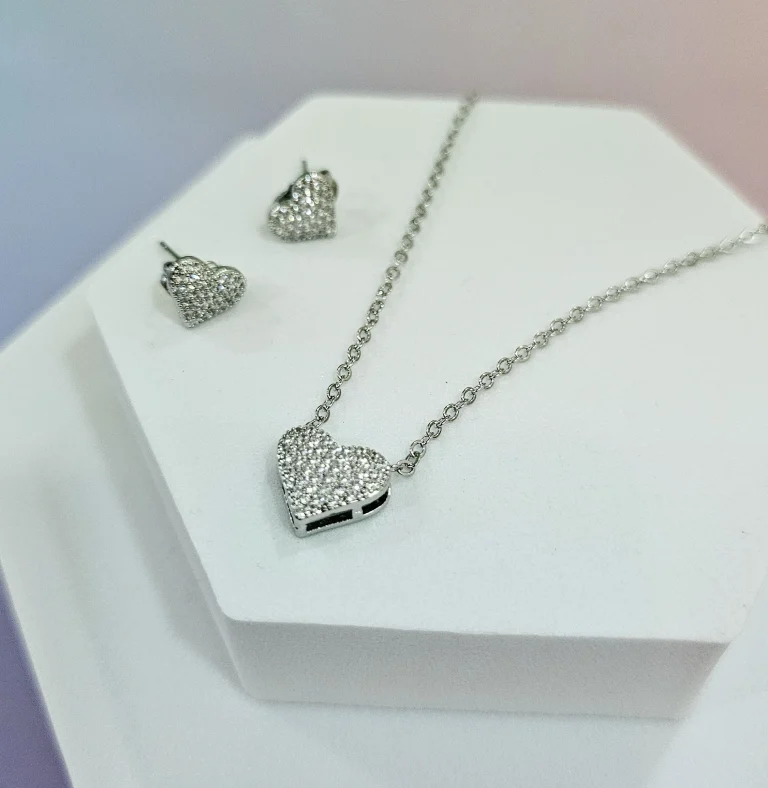 طقم اكسسوار فضي من قلادة وحلق