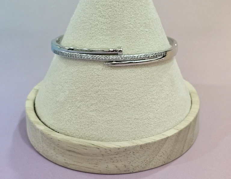 طقم اكسسوار فضي من اسواره وخاتم