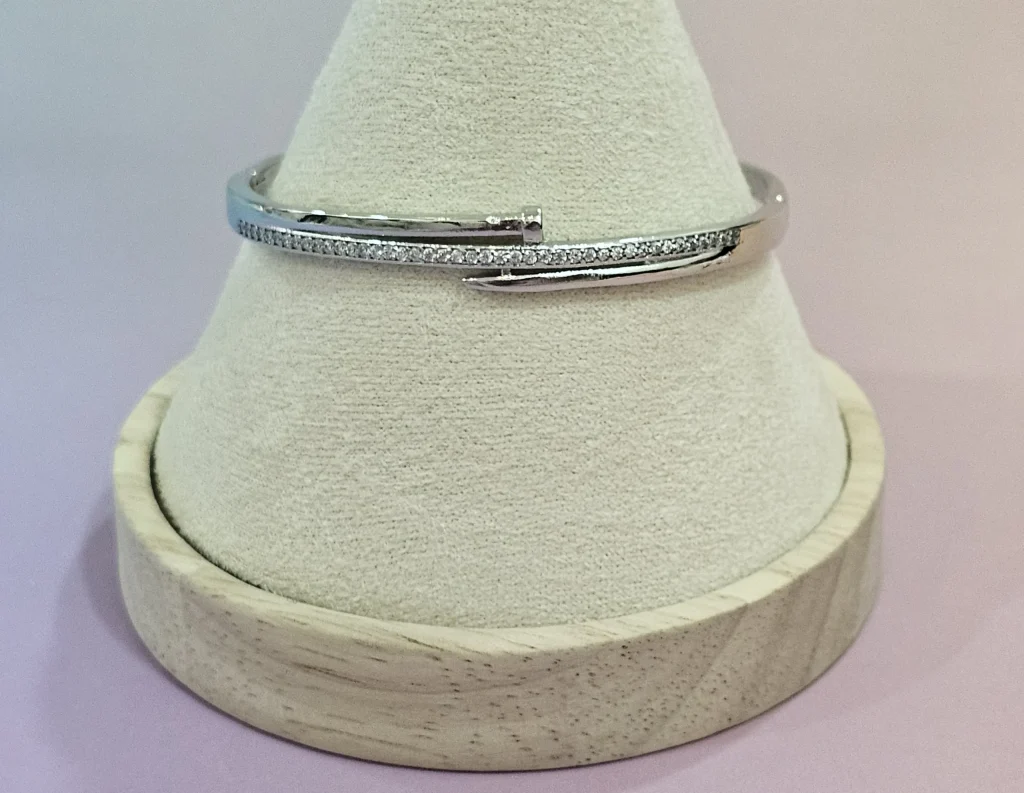 طقم اكسسوار فضي من اسواره وخاتم