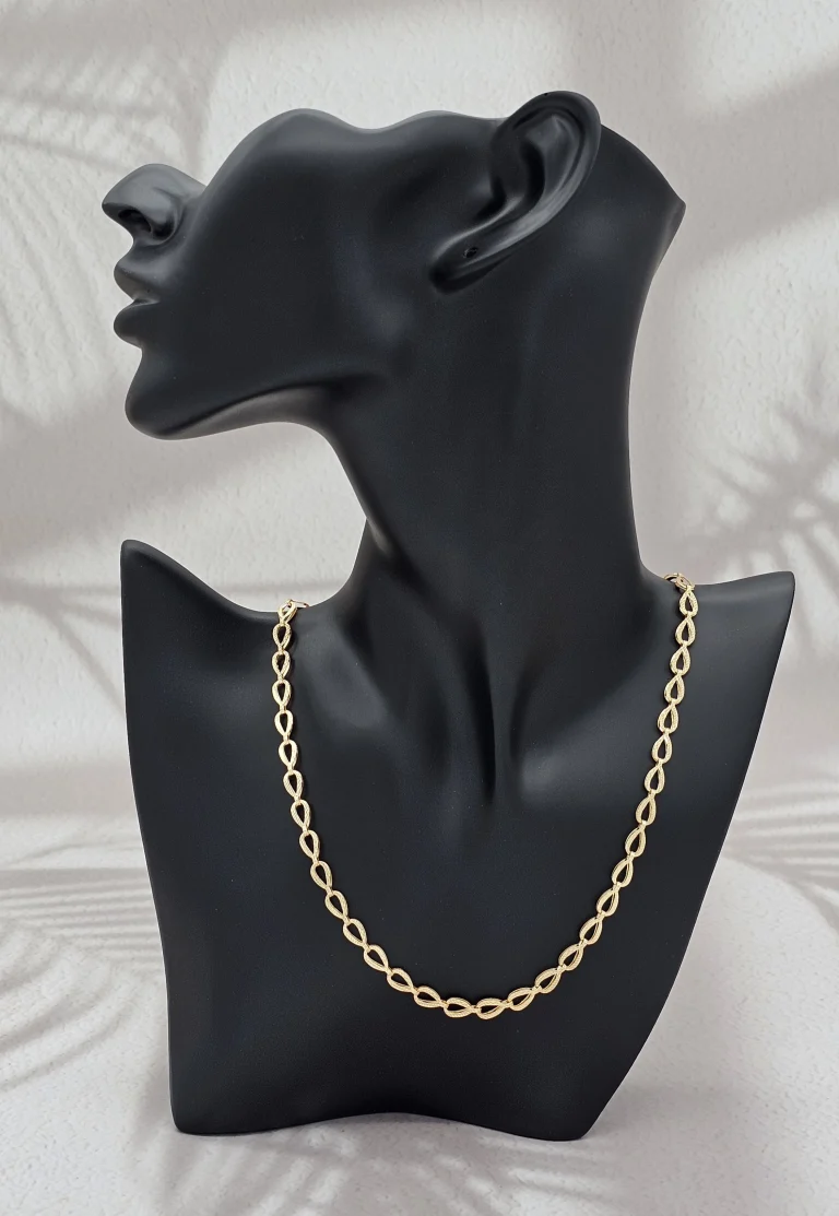 عقد باللون الذهبي