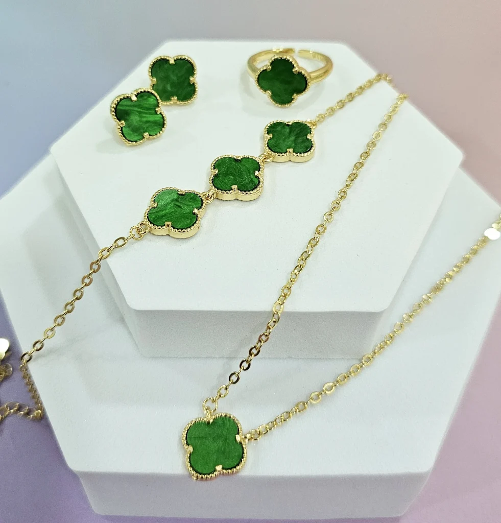طقم اكسسوار ذهبي بأخضر