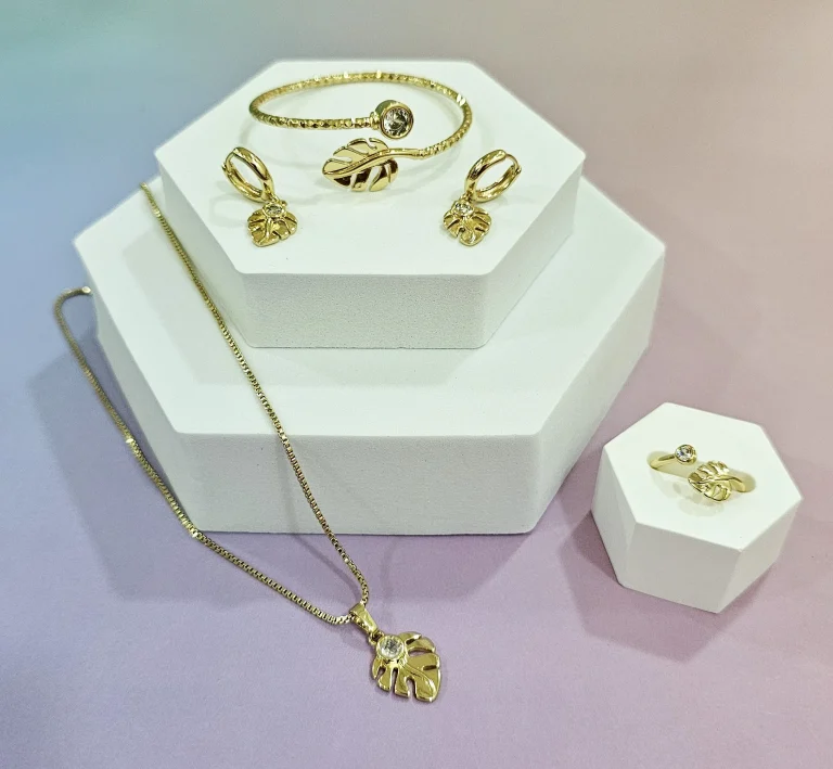 طقم اكسسوار للأطفال باللون الذهبي