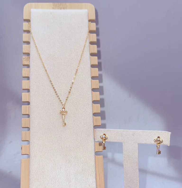 طقم اكسسوار من قلاده وحلق على شكل مفتاح