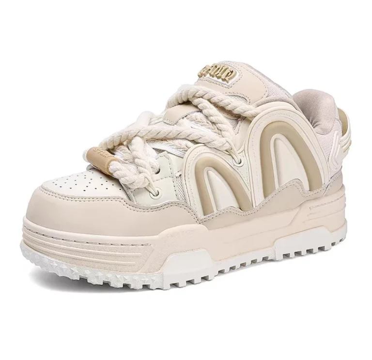 حذاء رياضي نسائي يجمع بين اللون البيج والأبيض