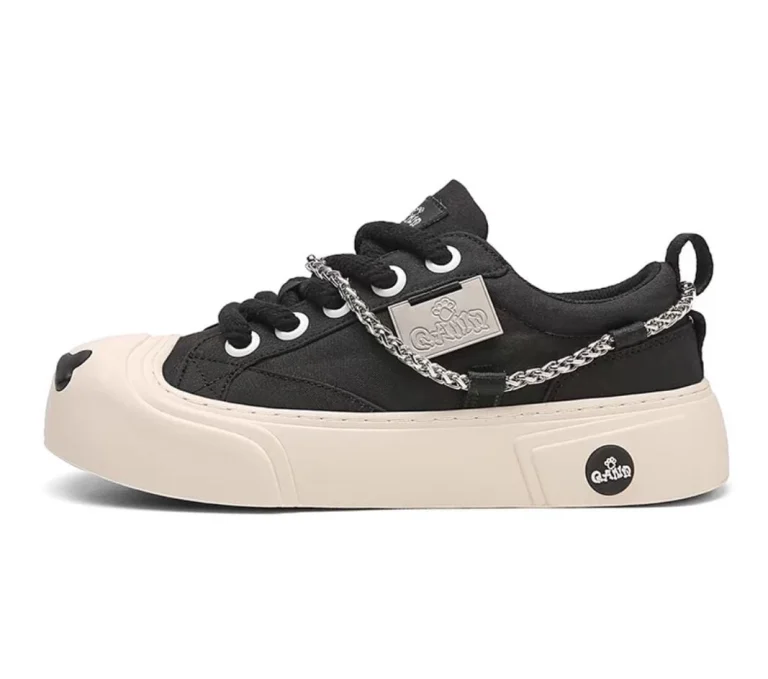 حذاء رياضي باللون الأسود