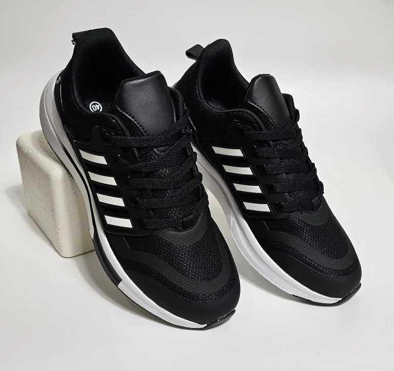 حذاء رياضي للرجال باللون الأبيض والاسود