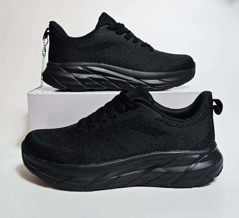 حذاء نسائي باللون الأسود بتصميم أنيق