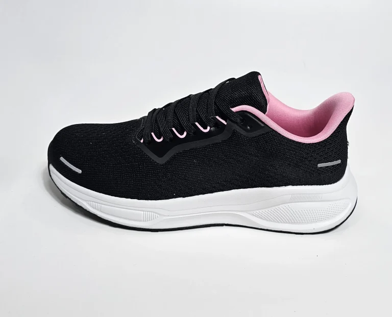 حذاء رياضي أسود بلمسات وردية لمظهر أنيق وعصري.