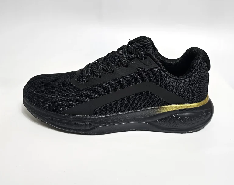 حذاء رياضي أنيق بلون أسود ولمسات ذهبية