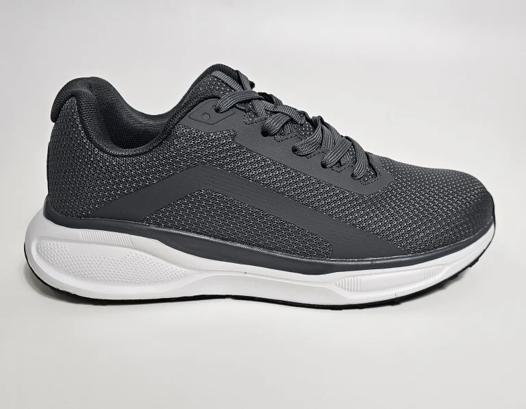 حذاء رياضي رمادي أنيق لراحة وأداء يومي مميز.