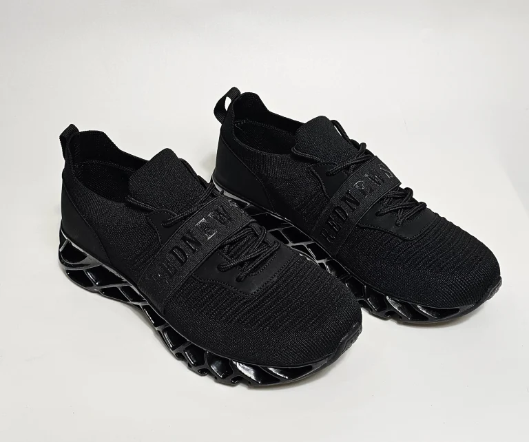 حذاء رياضي أسود بتصميم عصري