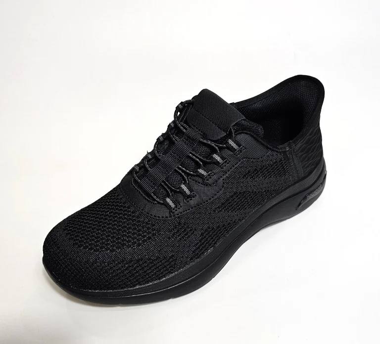 حذاء رياضي أسود بالكامل بتصميم أنيق وعصري.