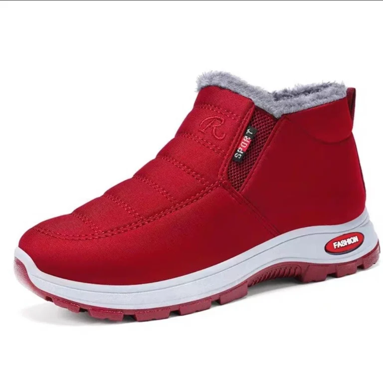حذاء عملي ودافئ بتصميم عملي مضاد للانزلاق