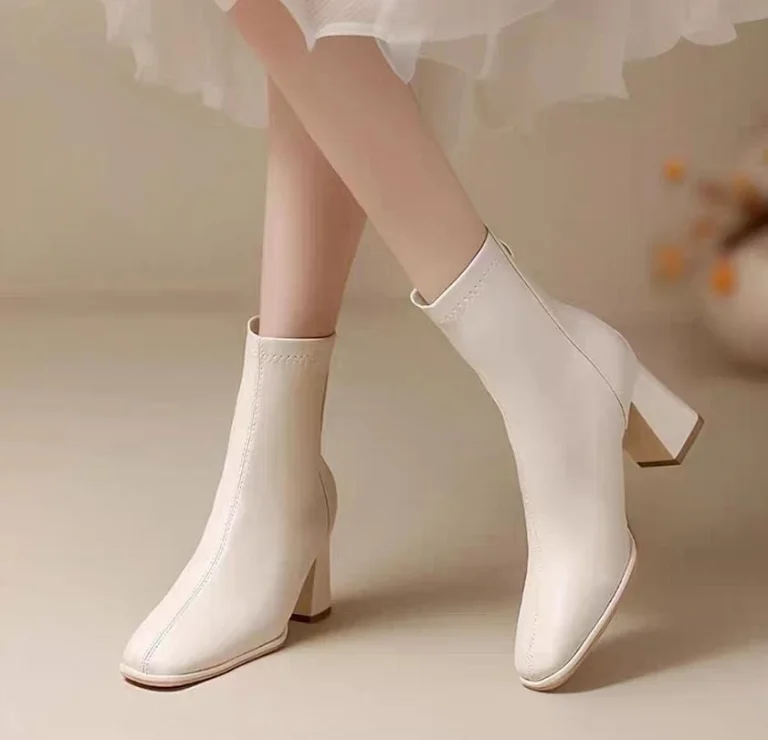 “بوت نسائي أنيق بكعب عريض ولمسة عصرية”