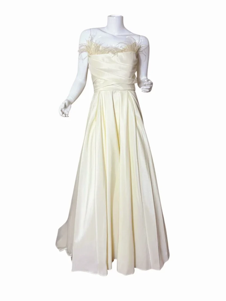 فستان سهرة فاخر بدون أكمام بلون عاجي مزين بالريش