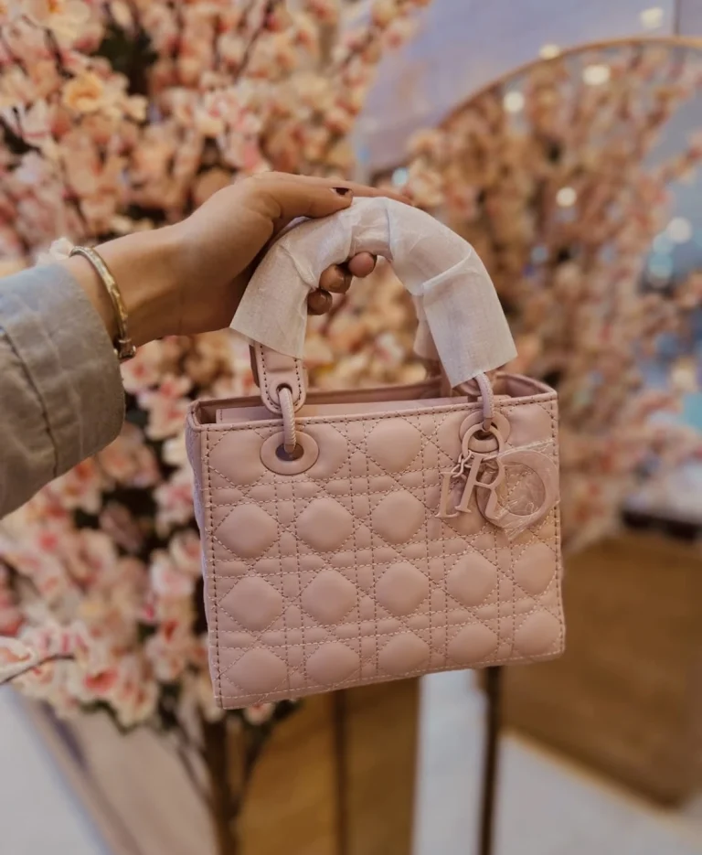 حقيبه عصريه للنساء الانيقات بالحجم الوسط