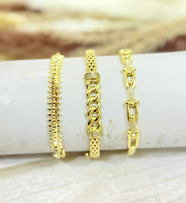 أساور ذهبية  بتصميم أنيق يعكس الذوق الرفيع.